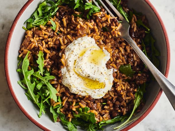 How To Make Mujadara, a Powerhouse Blend of Rice, Lentils, and Deeply Caramelized Onions